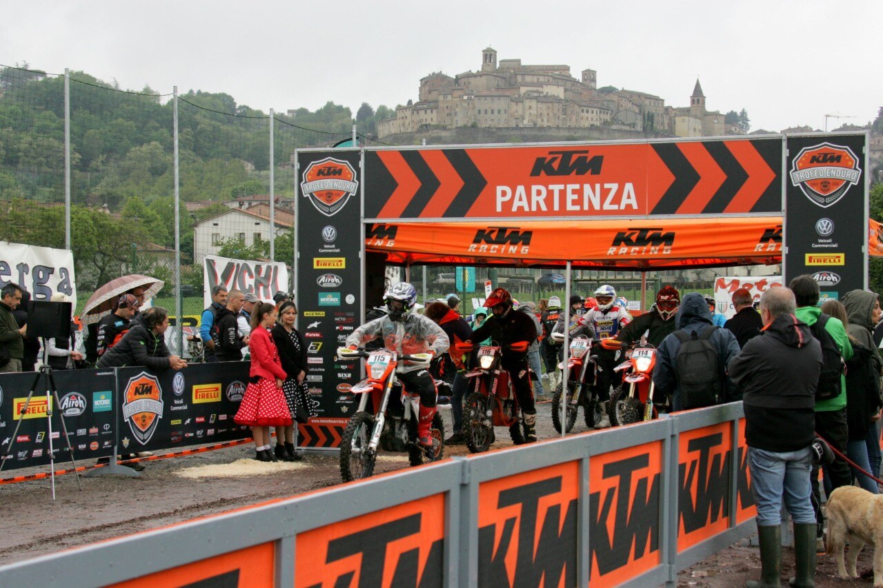 Il Trofeo Enduro KTM 2019 nella morsa del fango ad Anghiari